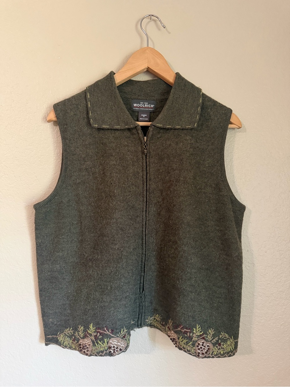 Woolrich Sweater Vest – Embroidered Pinecone & Berry Detail – Women's M